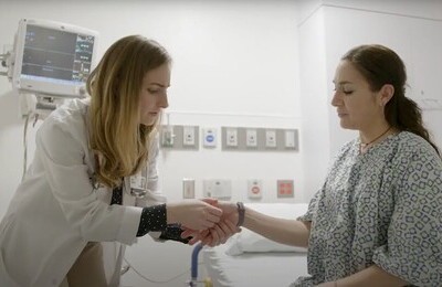 Кодирование Аквилонг в Нижневартовске Врач держит пациентку за руку