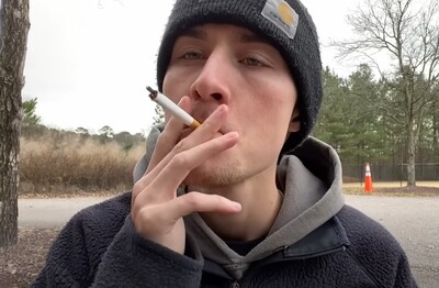 Лечение зависимости от табакокурения в Нижневартовске Мужчина с сигаретой делает затяжку